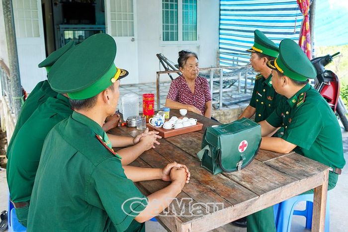 Cán bộ, chiến sĩ Đồn Biên phòng Đất Mũi thăm hỏi, hỗ trợ hộ neo đơn, người cao tuổi.