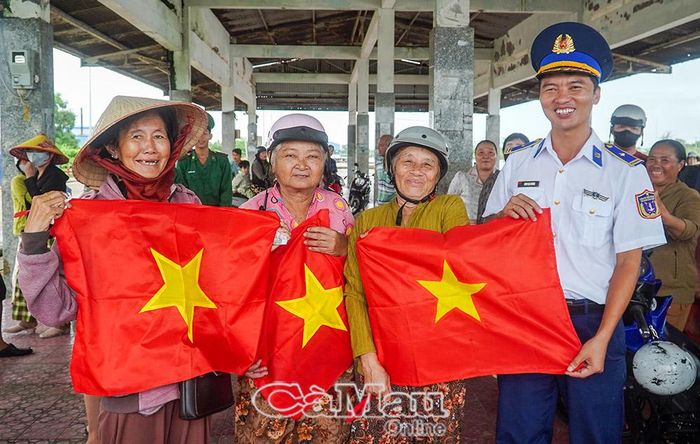 Chiến sĩ CSB luôn sâu sát đời sống, đồng hành cùng ngư dân.
