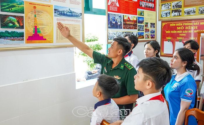 Bộ đội Biên phòng phối hợp Hội Phụ nữ địa phương tổ chức nhiều hoạt động bổ ích cho học sinh.