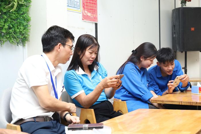 Ngay sau lễ phát động, lực lượng chuyển đổi số của xã Quảng Bị "đi từng ngõ, gõ từng nhà, rà từng người để chuyển đổi số". Ảnh: Như Quỳnh
