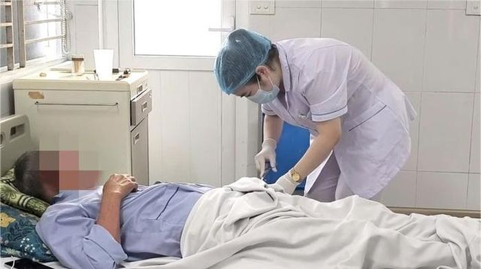Chăm sóc cho bệnh nhân mắc bệnh sốt xuất huyết. Ảnh: BVCC