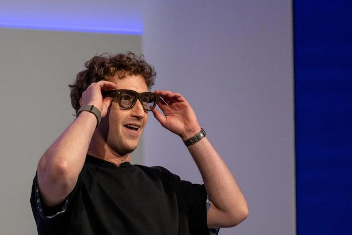 CEO Mark Zuckerberg giới thiệu kính mới của Meta hồi tháng 9. Ảnh: Bloomberg.