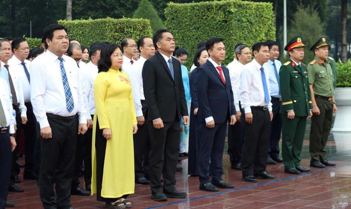 Các đại biểu tham dự Đại hội đại biểu Đảng bộ TP.HCM lần thứ I nhiệm kỳ 2025-2030 có mặt ở Nghĩa trang liệt sĩ Bình Dương (cũ). Ảnh: VTC News.
