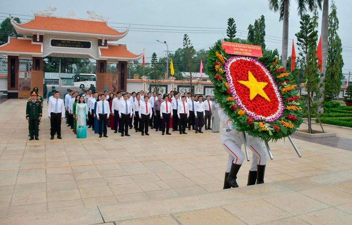 Sáng 11/10, Thành ủy TP.HCM tổ chức các đoàn viếng nghĩa trang liệt sĩ tại khu Bà Rịa - Vũng Tàu (cũ). Ảnh: VTC News.