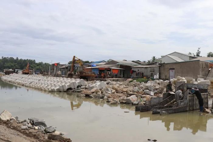Ban quản lý dự án đầu tư xây dựng các công trình giao thông tỉnh Quảng Ngãi đẩy nhanh tiến độ thi công kè ổn định cửa biển Sa Cần, xã Vạn Tường sớm đưa vào sử dụng, ổn định đời sống người dân. Ảnh: Phạm Cường - TTXVN