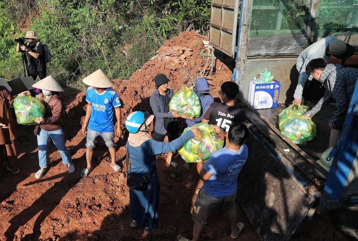 Vận chuyển nhu yếu phẩm đến với người dân