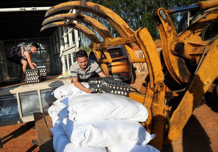 Người dân, doanh nghiệp huy đông các loại phương tiện để hỗ trợ vận chuyển như yếu phẩm đến người dân