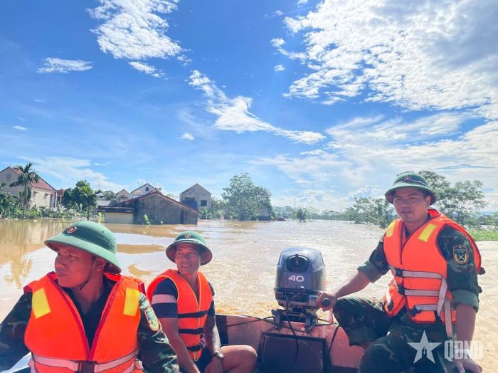  Đại úy Chu Đình Tuấn điều khiển xuồng tiếp cận khu vực Phú Cốc. 