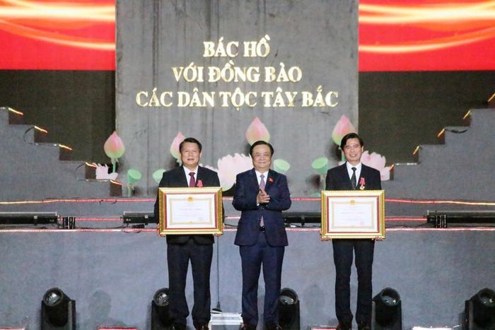  Ông Lê Minh Hoan, Phó Chủ tịch Quốc hội chuyển trao Huân chương Lao động hạng Ba cho Bí thư Tỉnh ủy Sơn La Hoàng Quốc Khánh và ông Lò Minh Hùng, Phó Bí thư Thường trực Tỉnh ủy Sơn La. 