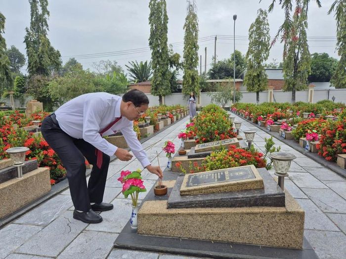  Đại biểu dâng hương các phần mộ Anh hùng liệt sĩ. (Ảnh: H.T) 