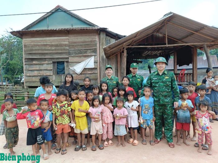Đồn Biên phòng Cà Roòng phối hợp tặng quà các cháu thiếu nhi xã Thượng Trạch. Ảnh: Hoài Nam