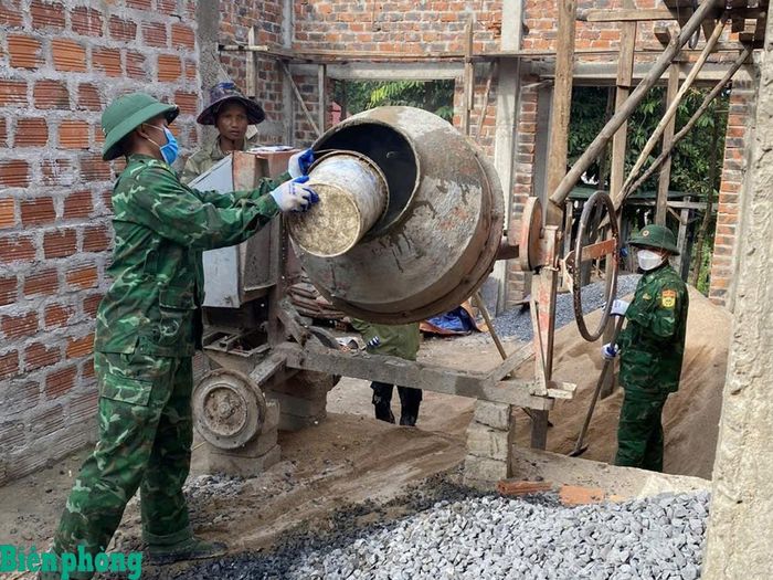 Cán bộ, chiến sĩ Đồn Biên phòng Thanh hỗ trợ ngày công xây dựng "Nhà đồng đội". Ảnh: Hoài Nam