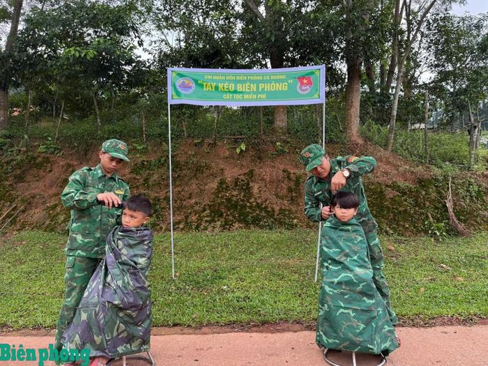 Quân nhân trẻ của Đồn Biên phòng Cà Roòng cắt tóc miễn phí cho trẻ em trong bản. Ảnh: Biên Cương