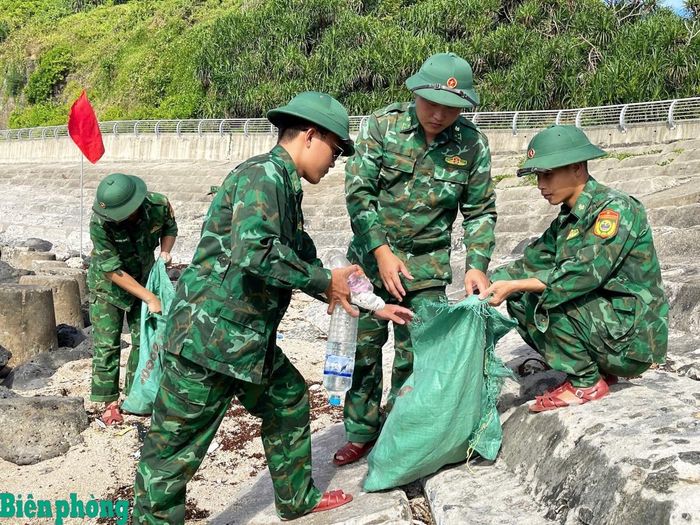 Đồn Biên phòng Cồn Cỏ tổ chức thu gom rác thải nhựa, dọn vệ sinh khu vực bãi tắm du lịch đặc khu Cồn Cỏ. Ảnh: Anh Quân