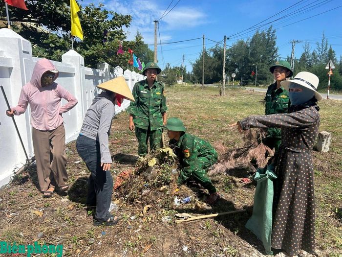 Đoàn viên, thanh niên Đồn Biên phòng Ngư Thủy cùng nhân dân dọn vệ sinh trục đường liên thôn thuộc xã Cam Hồng. Ảnh: Hoài Nam