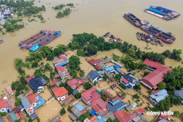 Chính quyền địa phương đã huy động lực lượng hỗ trợ di dời người dân ở vùng ngập sâu đến nơi an toàn.