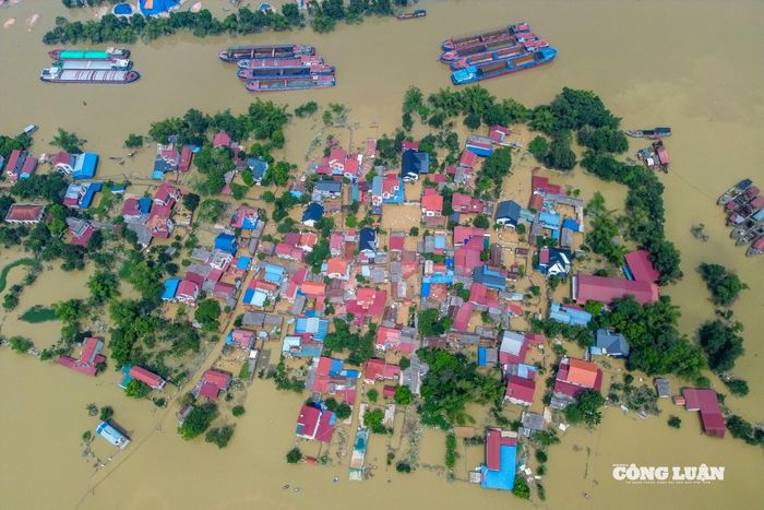 Sau nhiều ngày ngập sâu, nước đã bắt đầu rút. Tuy nhiên, nhiều hộ dân vẫn bị cô lập giữa biển nước, sinh hoạt đảo lộn, việc tiếp cận lương thực và nhu yếu phẩm gặp nhiều khó khăn.