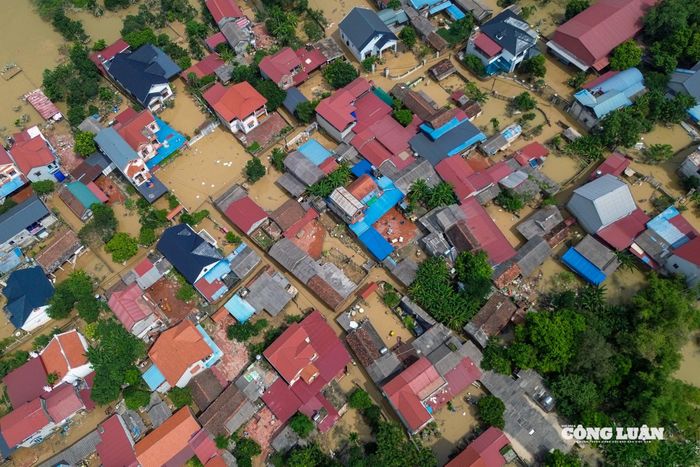 Ghi nhận của phóng viên, tại thôn Hòa Bình, phần lớn diện tích vẫn chìm trong biển nước. Nhiều tuyến đường liên thôn, liên xã biến thành “sông tạm”, người dân phải dùng thuyền hoặc bè tự chế để di chuyển, vận chuyển đồ đạc.