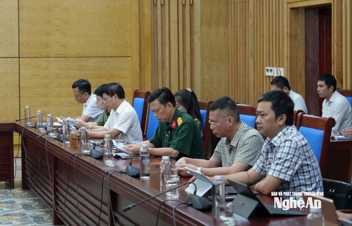 Đại diện các sở, ngành và các phường trên địa bàn TP. Vinh (cũ) tham gia cuộc họp. Ảnh: Tiến Hùng