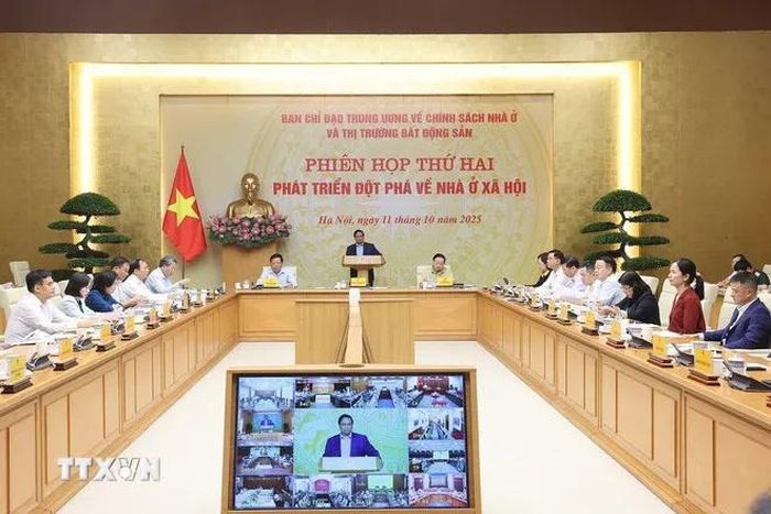 Thủ tướng Phạm Minh Chính chủ trì phiên họp về phát triển nhà ở xã hội. (Ảnh: Dương Giang/TTXVN)