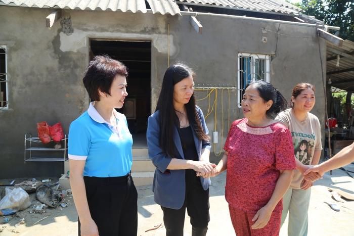 Bà Bình bày tỏ sự xúc động khi được lãnh đạo Hội LHPN Việt Nam quan tâm