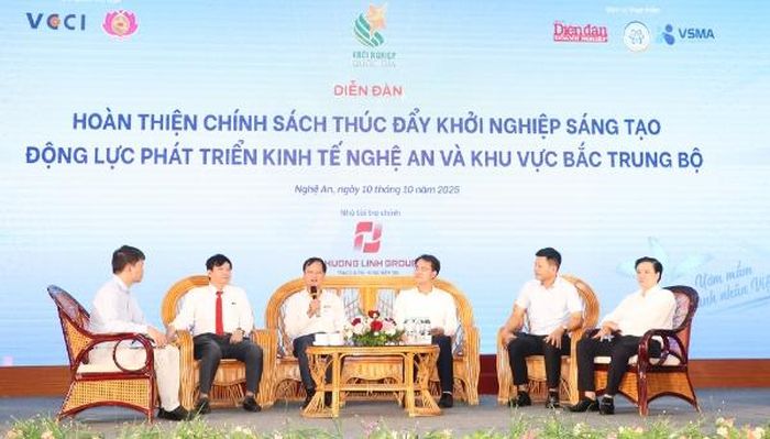 Các đại biểu tham gia phiên thảo luận giải pháp, chính sách thúc đẩy khởi nghiệp sáng tạo