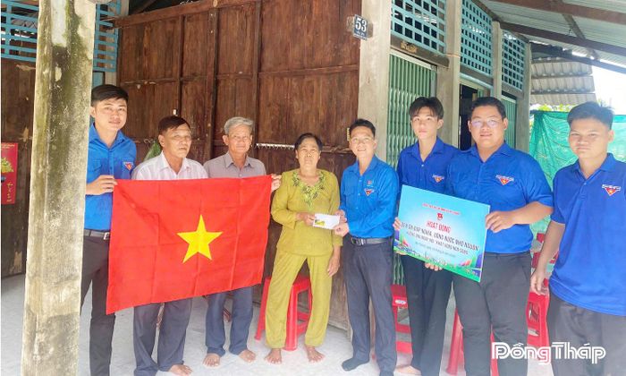 Xã đoàn thăm gia đình chính sách hưởng ứng Ngày hội Khát vọng non sông.