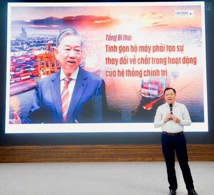  Giảng viên Trường Đại học Công nghệ truyền đạt các nội dung ứng dụng trí tuệ nhân tạo vào triển khai công việc của cán bộ, công chức, viên chức trên địa bàn xã. 