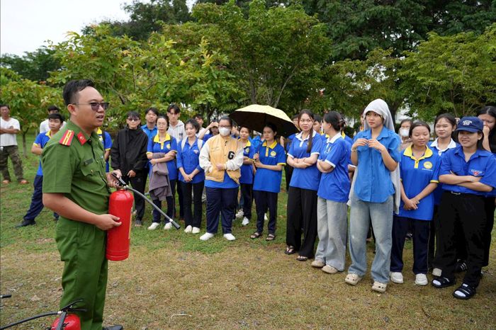 Cán bộ Phòng Cảnh sát PCCC&CNCH hướng dẫn thao tác sử dụng bình chữa cháy, dập lửa,