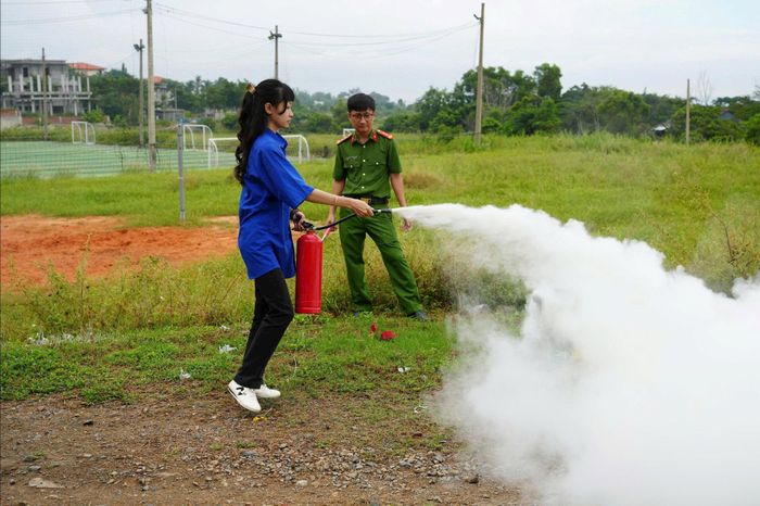 Hướng dẫn sinh viên sử dụng bình chữa cháy, dập lửa