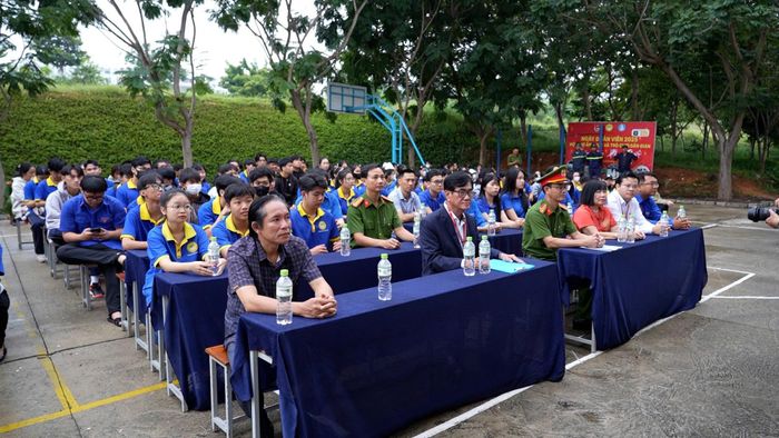 Rất đông sinh viên, giảng viên nhà trường tham gia chương trình trải nghiệm, thực hành PCCC&CNCH