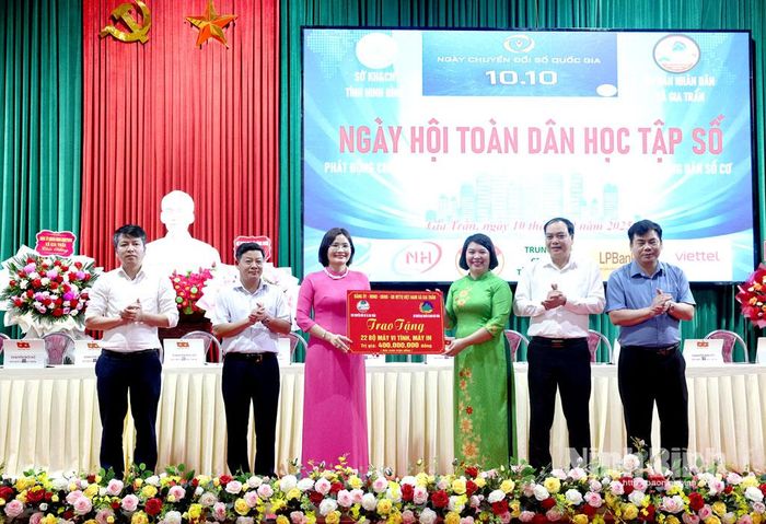 Lãnh đạo xã Gia Trấn trao tặng 22 bộ máy vi tính, máy in cho Trung tâm Học tập cộng đồng .