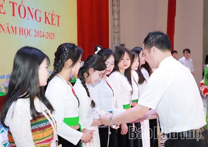 Nhà trường kịp thời biểu dương các học sinh có thành tích nhằm khích lệ tinh thần học tập, rèn luyện.