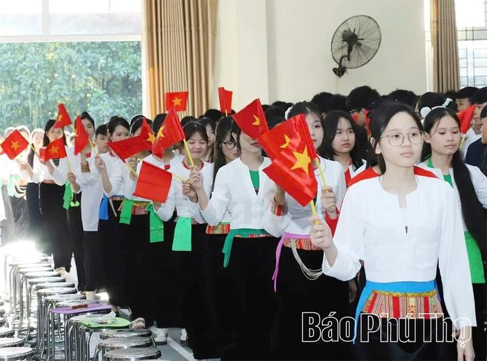 Từ mái trường, nhiều học sinh dân tộc thiểu số đã trưởng thành, đóng góp cho quê hương, đất nước.