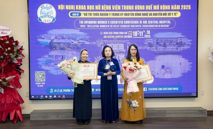 Lãnh đạo Hội Nữ trí thức Việt Nam trao bằng khen cho các nữ tri thức BVTW Huế 