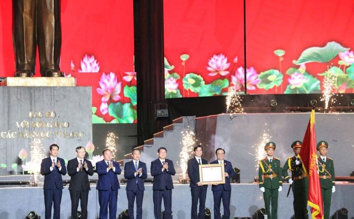 Đồng chí Lê Minh Hoan, thay mặt lãnh đạo Đảng, Nhà nước trao tặng Huân chương Lao động hạng Nhất cho Đảng bộ, chính quyền và Nhân dân các dân tộc Sơn La