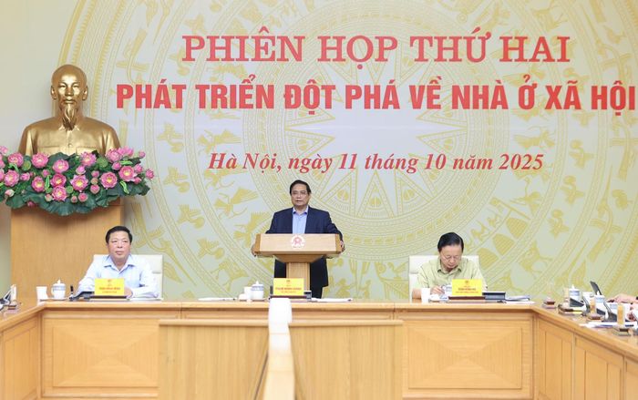 Thủ tướng lưu ý việc phát triển nhà ở phải nhiều phân khúc gồm cao cấp, trung bình, thu nhập thấp, bảo đảm phát triển hài hòa, không quá chênh lệch về hạ tầng thiết yếu (giao thông, điện, nước, viễn thông), hạ tầng xã hội (giáo dục, y tế, thể thao, văn hóa…) - Ảnh: VGP/Nhật Bắc