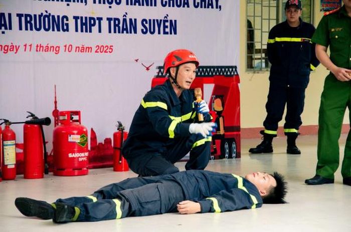 Cảnh sát PCCC&amp;CNCH hướng dẫn sơ cứu người bị nạn.