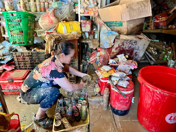 Tiểu thương kinh doanh bánh kẹo cố gắng "vớt vát" tài sản sau bão lũ.