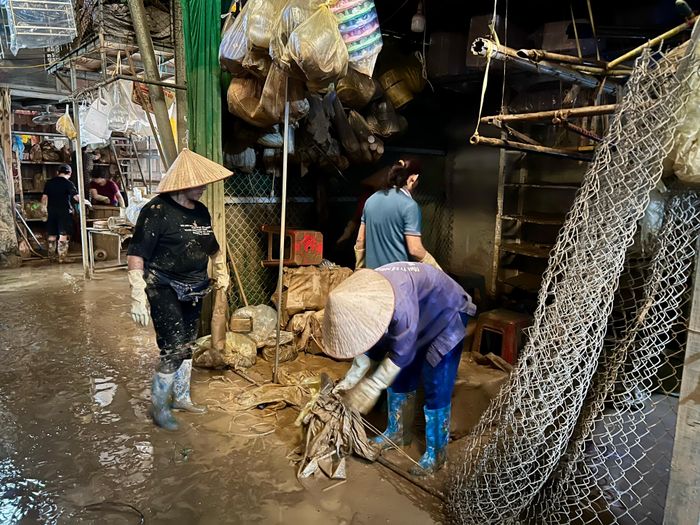 Tất cả các quầy hàng đều ngập trong bùn đất.