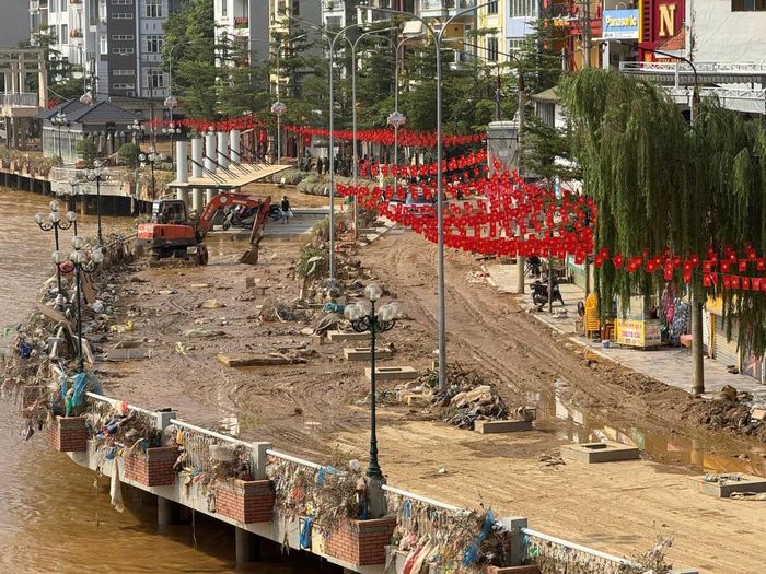 Bờ sông Bằng với lượng bùn đất, rác thải khổng lồ.