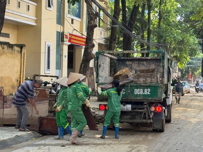 Lực lượng công nhân vệ sinh chia thành các nhóm nhỏ để xử lý rác thải.