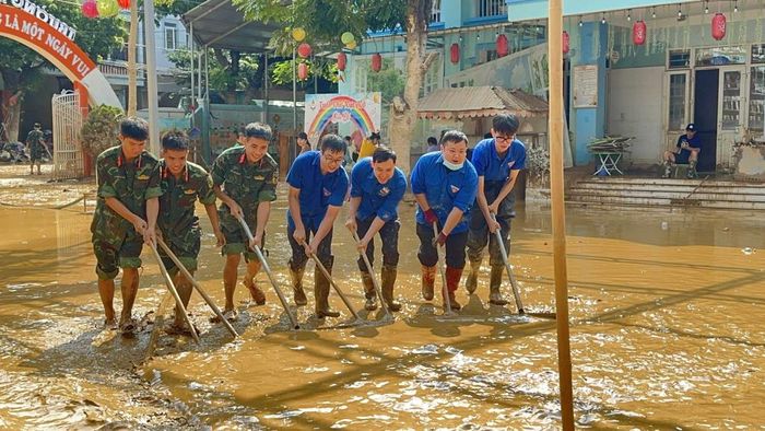Đoàn viên thanh niên tham gia vệ sinh môi trường.