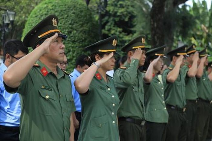 Cán bộ chiến sĩ CATP tưởng niệm trước tượng đài AHLS Võ Thị Sáu