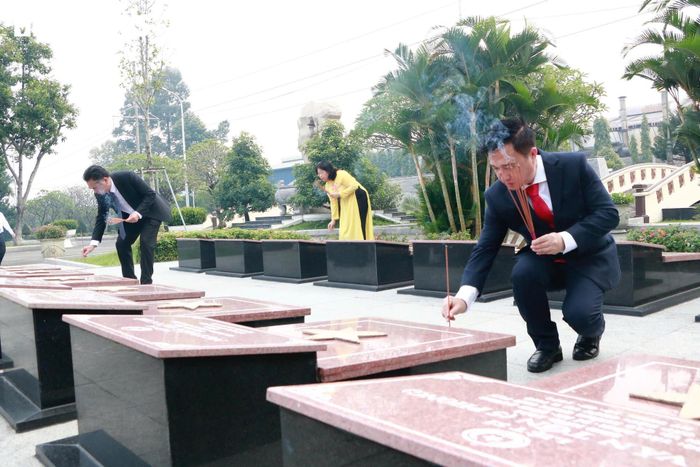 Sau đó, đoàn thắp hương mộ phần các anh hùng liệt sĩ tại nghĩa trang.