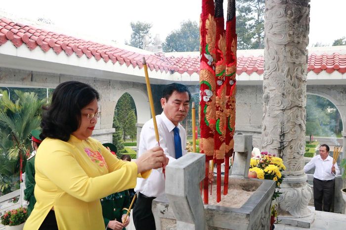 Từ trái qua: Ông Đặng Minh Thông, Phó Bí thư Thành ủy TP.HCM; ông Nguyễn Lộc Hà, Ủy viên Ban Thường vụ Thành ủy, Phó Chủ tịch UBND TP.HCM và Phó Chủ tịch HĐND TP.HCM Nguyễn Trường Nhật Phượng, dâng hương tưởng nhớ các anh hùng liệt sĩ.
