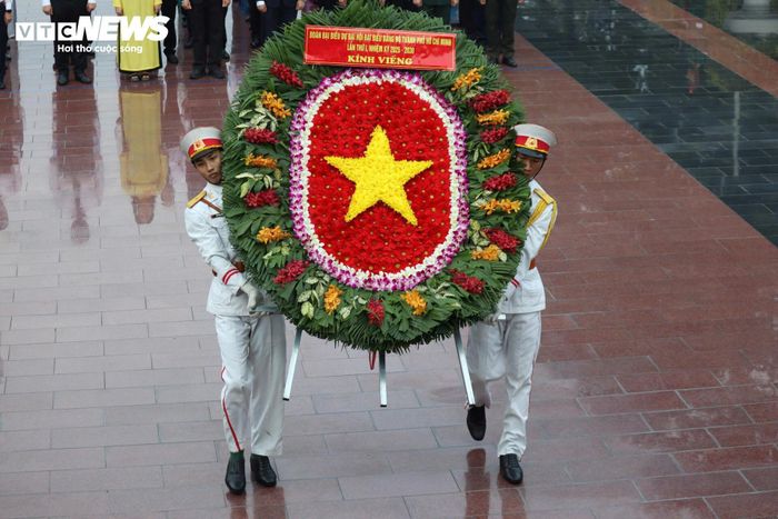 Tại đây, đoàn đã dâng hoa, thắp hương tưởng niệm các anh hùng liệt sĩ, những người đã anh dũng hy sinh trong công cuộc kháng chiến, giải phóng dân tộc và thống nhất đất nước.