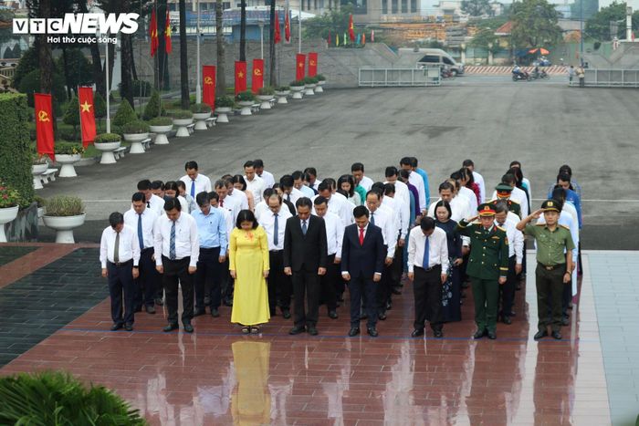 Các đại biểu thành kính dành một phút mặc niệm, tưởng nhớ công lao to lớn của các anh hùng liệt sĩ.