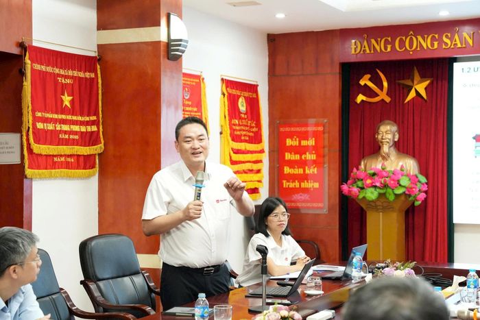 Phó Tổng Giám đốc Công ty Cổ phần Bóng đèn Phích nước Rạng Đông Nguyễn Hoàng Kiên trình bày giải pháp xử lý hình ảnh bằng AI cải tiến robot thường thành robot thông minh