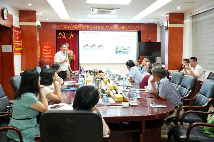 Phó Tổng Giám đốc Công ty Cổ phần Bóng đèn Phích nước Rạng Đông Nguyễn Hoàng Kiên trình bày giải pháp xử lý hình ảnh bằng AI cải tiến robot thường thành robot thông minh